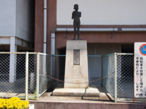 「笑う門には福来たる」という少年像の写真です。東武鉄道の社長名もありました。